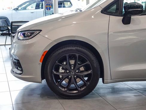 New 2026 Chrysler Pacifica Select image 9
