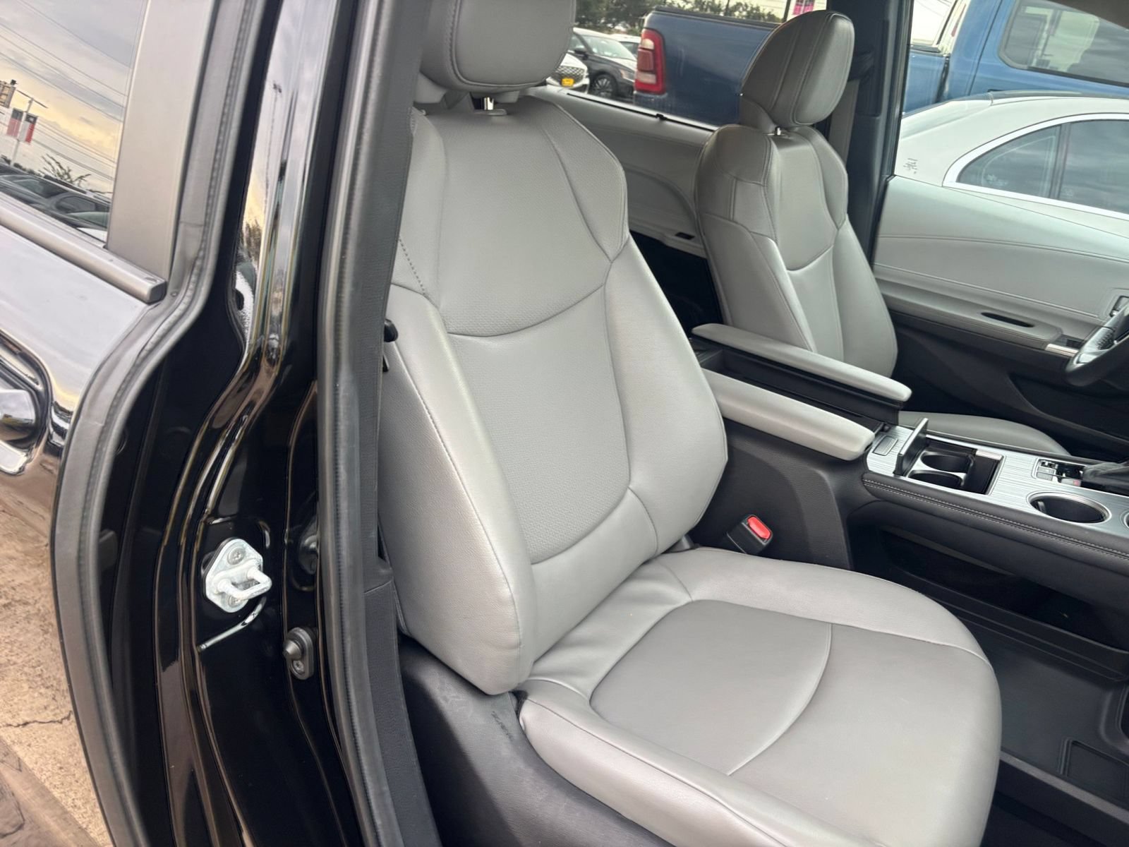 Used 2025 Toyota Sienna XLE FWD image 38