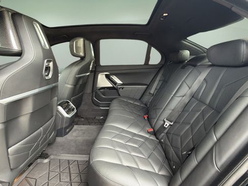 Used 2025 BMW 760i xDrive w/ Executive Package AWD/4WD image 18