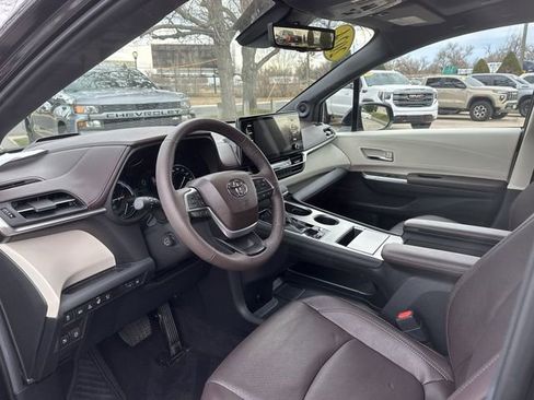 Used 2024 Toyota Sienna Platinum image 10