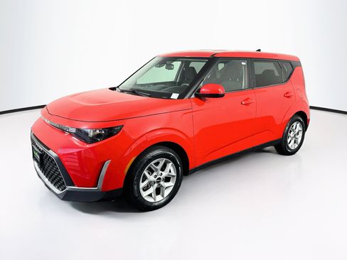 Used 2024 Kia Soul LX w/ Option Group 015 FWD image 3