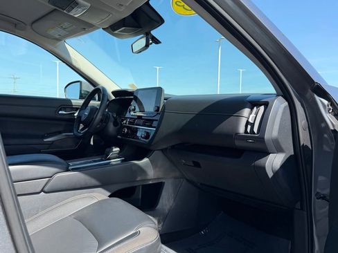 Used 2023 Nissan Pathfinder SL w/ Black Appearance Package FWD image 25
