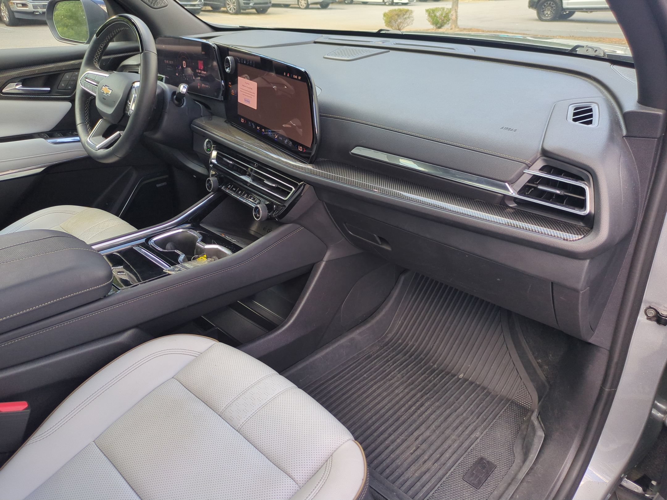 Used 2025 Chevrolet Traverse High Country FWD image 36