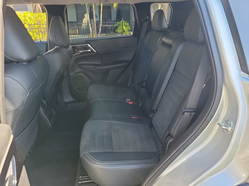 Used 2024 Mitsubishi Outlander SE Black Edition FWD image 18