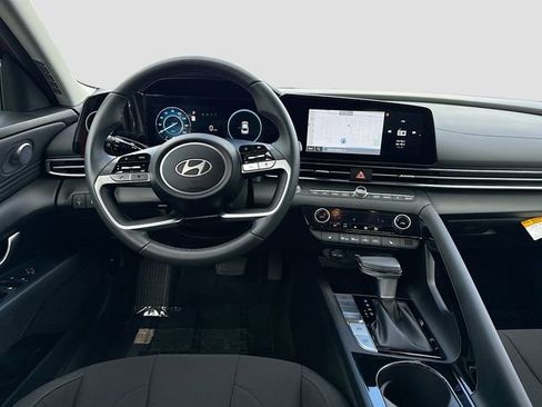 Certified 2025 Hyundai Elantra SEL image 22