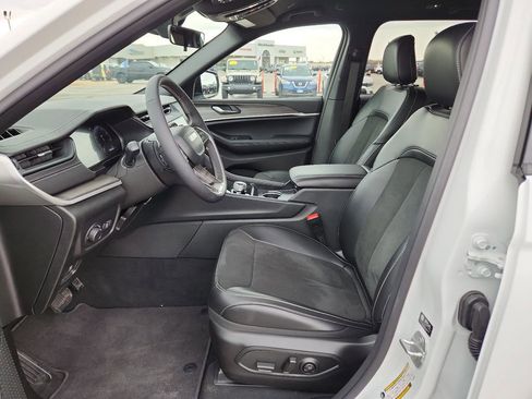 New 2026 Jeep Grand Cherokee Altitude image 14