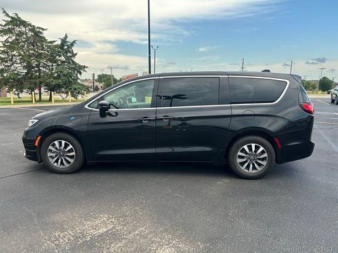 Used 2023 Chrysler Pacifica Touring-L FWD image 6
