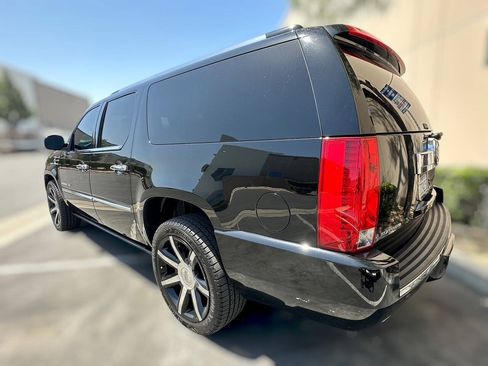 Used 2014 Cadillac Escalade ESV Platinum RWD image 3