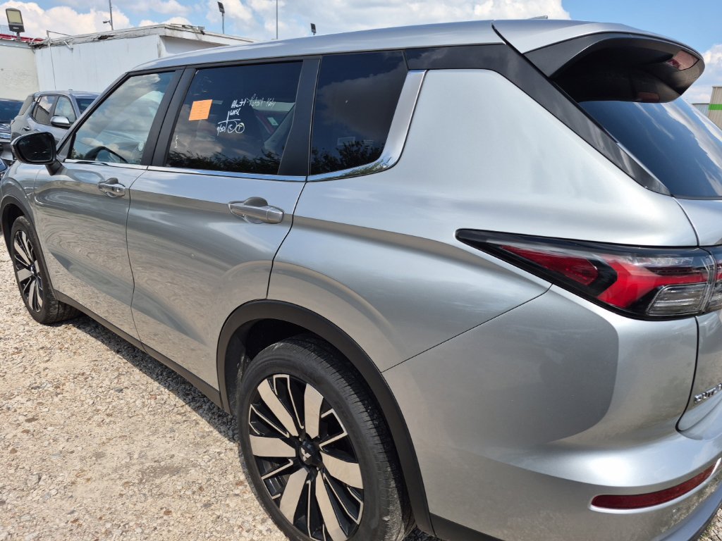 Used 2025 Mitsubishi Outlander SE AWD/4WD image 2