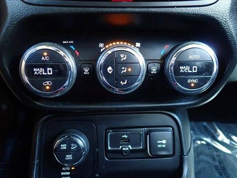 Used 2016 Jeep Renegade Trailhawk w/ Premium Trailhawk Package AWD/4WD image 21
