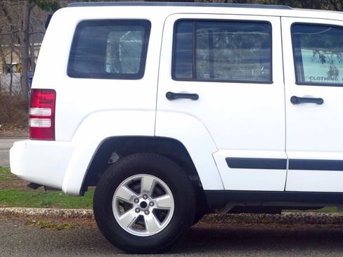 Used 2011 Jeep Liberty Sport AWD/4WD image 16