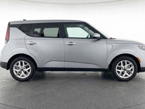 Used 2025 Kia Soul LX w/ LX Technology Package FWD image 11