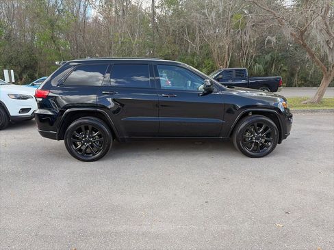 Used 2022 Jeep Grand Cherokee Laredo X image 3