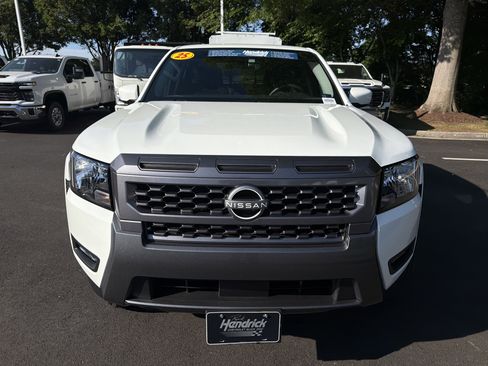 Used 2025 Nissan Frontier SV w/ SV Convenience Package RWD image 3
