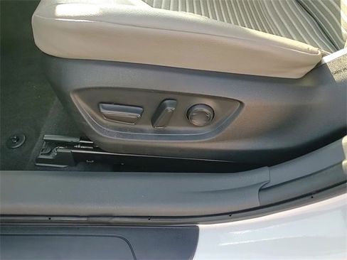 Used 2024 Toyota Camry SE image 11