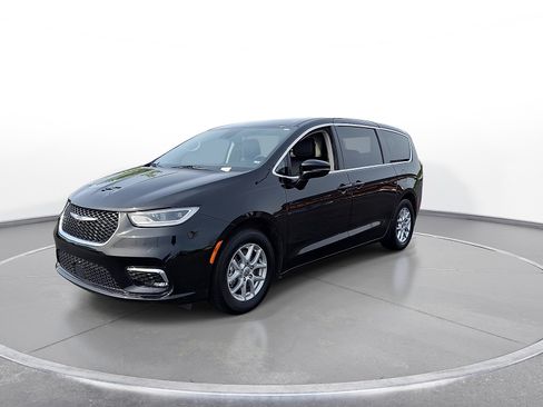 Used 2024 Chrysler Pacifica Touring-L FWD image 4