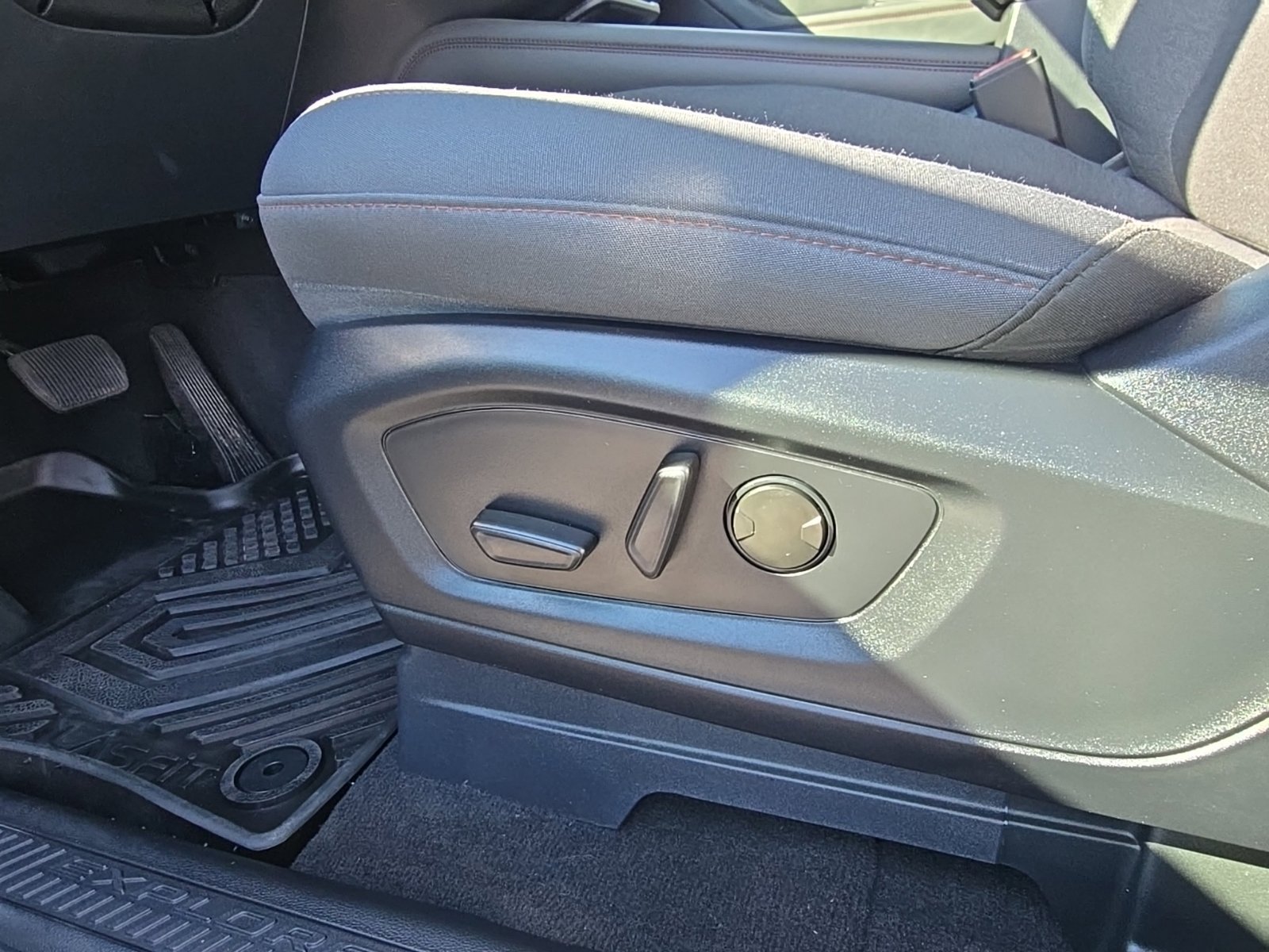 Used 2025 Ford Explorer Active RWD image 11