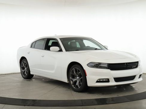 Used 2019 Dodge Charger SXT image 2