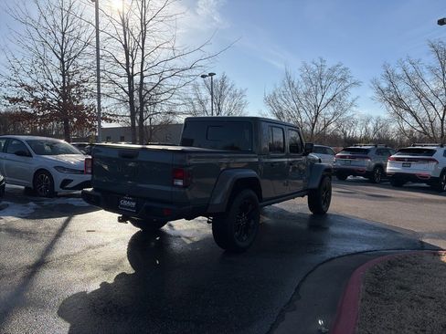 Used 2024 Jeep Gladiator Sport image 7