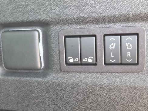Used 2023 Chevrolet Suburban Z71 w/ Luxury Package AWD/4WD image 33