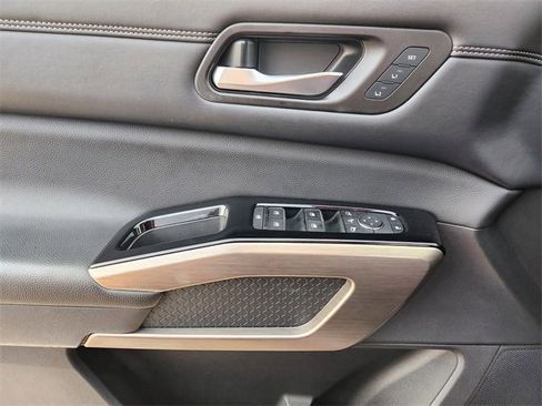 Used 2024 Nissan Pathfinder Platinum image 23