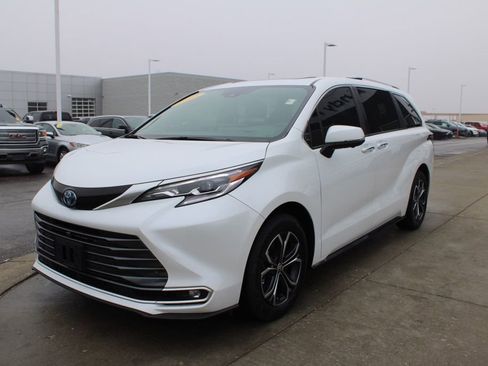 Used 2025 Toyota Sienna Platinum image 3