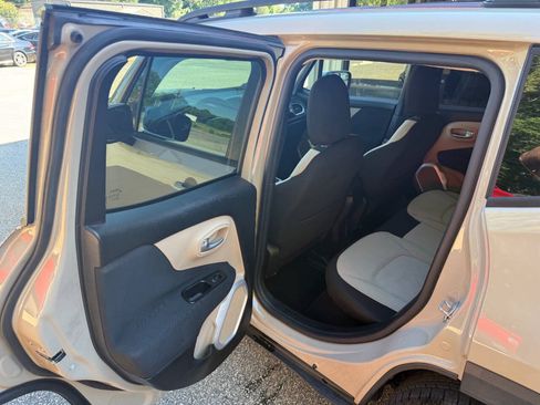 Used 2015 Jeep Renegade Latitude w/ Cold Weather Group II FWD image 12