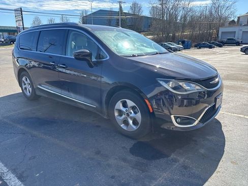 Used 2017 Chrysler Pacifica Touring-L Plus image 2