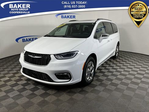 Used 2021 Chrysler Pacifica Limited w/ Uconnect Theater Family Group image 1