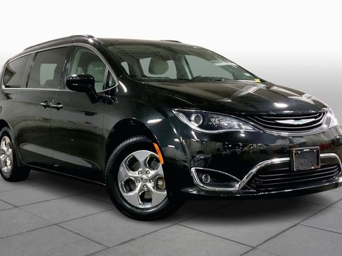 Used 2019 Chrysler Pacifica Touring Plus w/ Cold Weather Group image 2
