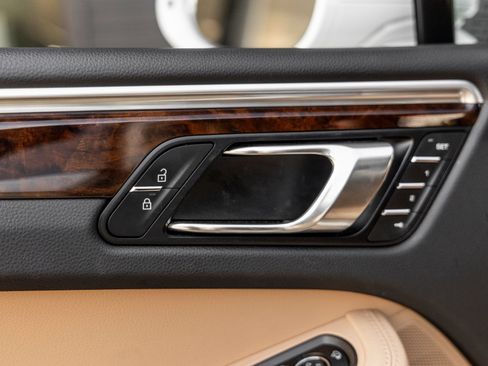 Certified 2024 Porsche Macan AWD/4WD image 22
