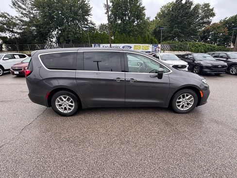 Used 2023 Chrysler Pacifica Touring-L FWD image 6