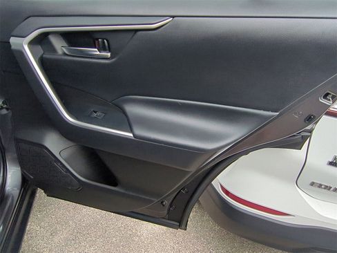 Used 2022 Toyota RAV4 XLE w/ Convenience Package image 27