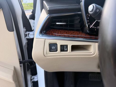 Used 2018 Cadillac XT5 Luxury w/ Driver Awareness Package AWD/4WD image 17