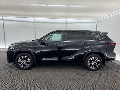 Used 2024 Toyota Highlander XLE image 3