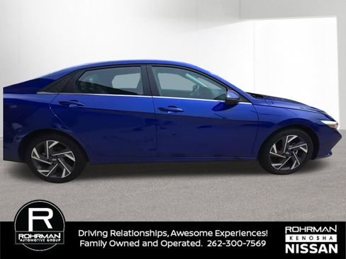 Used 2025 Hyundai Elantra Limited FWD image 3