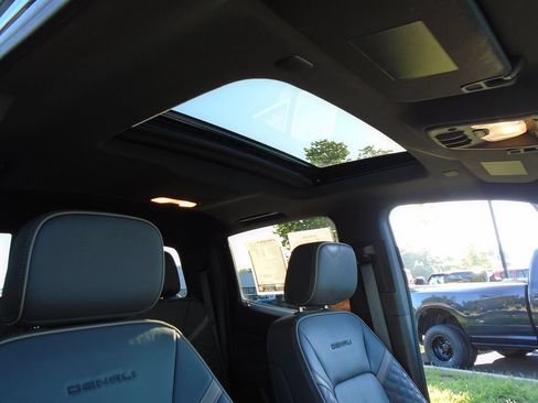 Used 2025 GMC Canyon Denali AWD/4WD image 15