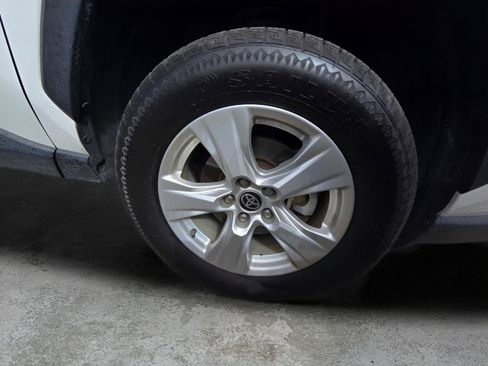 Used 2021 Toyota RAV4 XLE w/ Convenience Package image 18