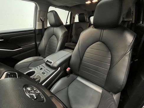 Used 2023 Toyota Highlander XLE AWD/4WD image 11