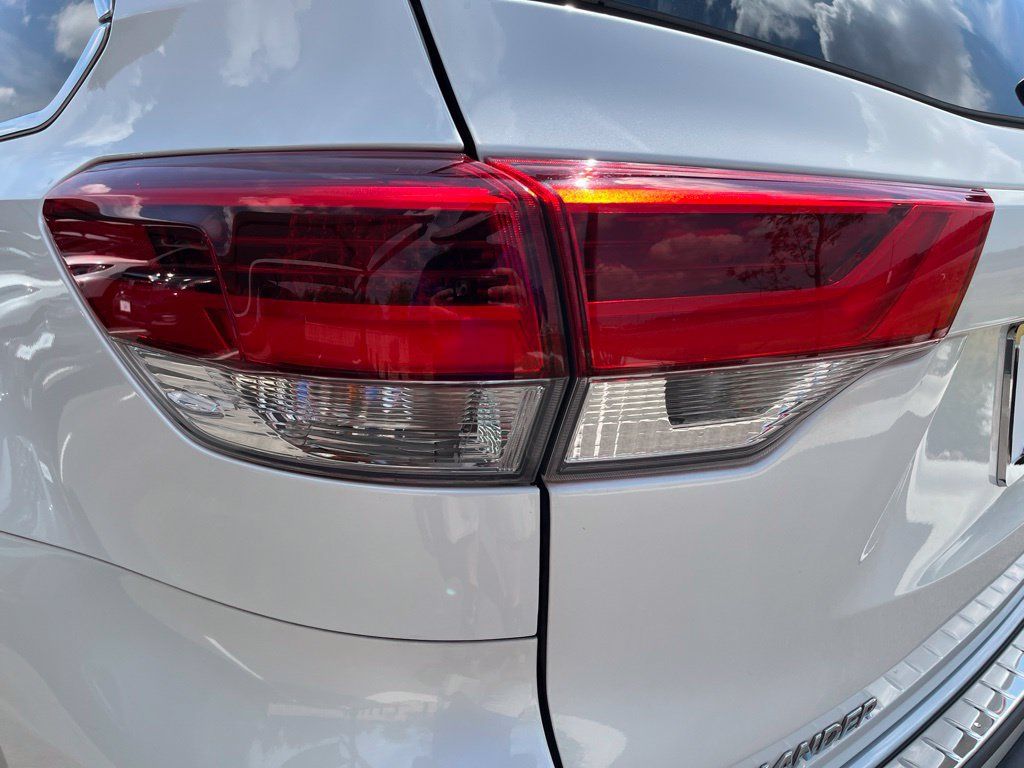 Used 2019 Toyota Highlander Limited Platinum AWD/4WD image 7