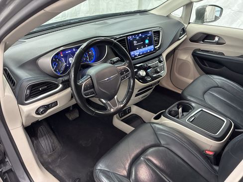 Used 2021 Chrysler Pacifica Touring-L FWD image 16