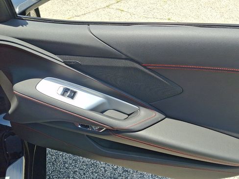 Used 2022 Chevrolet Corvette Stingray Coupe w/ Z51 Performance Package RWD image 10