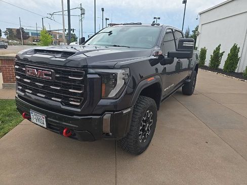 Used 2024 GMC Sierra 2500 AT4X AWD/4WD image 3
