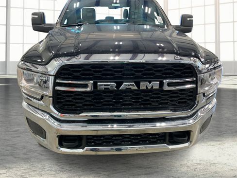Used 2024 RAM 2500 Tradesman w/ Chrome Appearance Group image 11