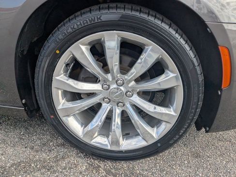 Used 2019 Chrysler 300 Touring w/ Chrome Appearance Package image 11
