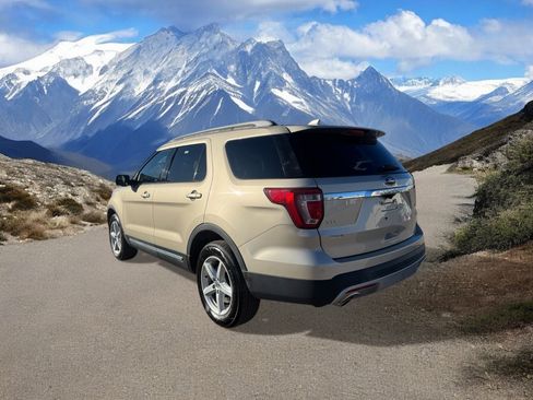 Used 2017 Ford Explorer XLT w/ Equipment Group 202A image 3