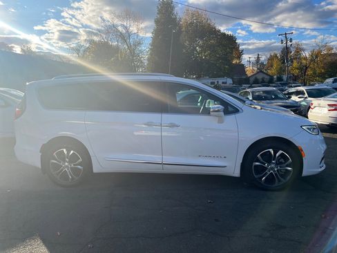 Used 2021 Chrysler Pacifica Pinnacle image 12
