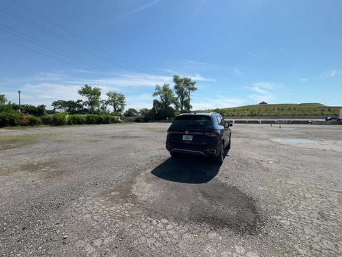 Used 2025 Volkswagen Taos SE AWD/4WD image 16