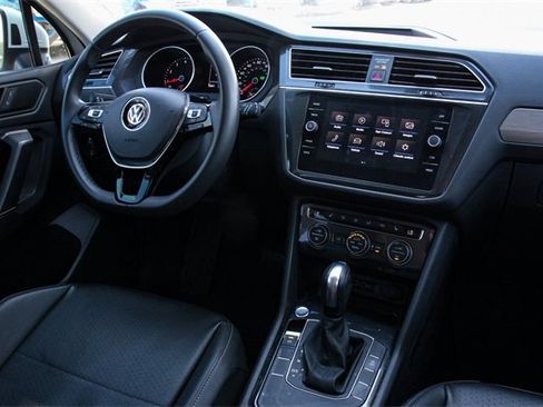 Used 2020 Volkswagen Tiguan SE w/ Panoramic Sunroof Package image 31