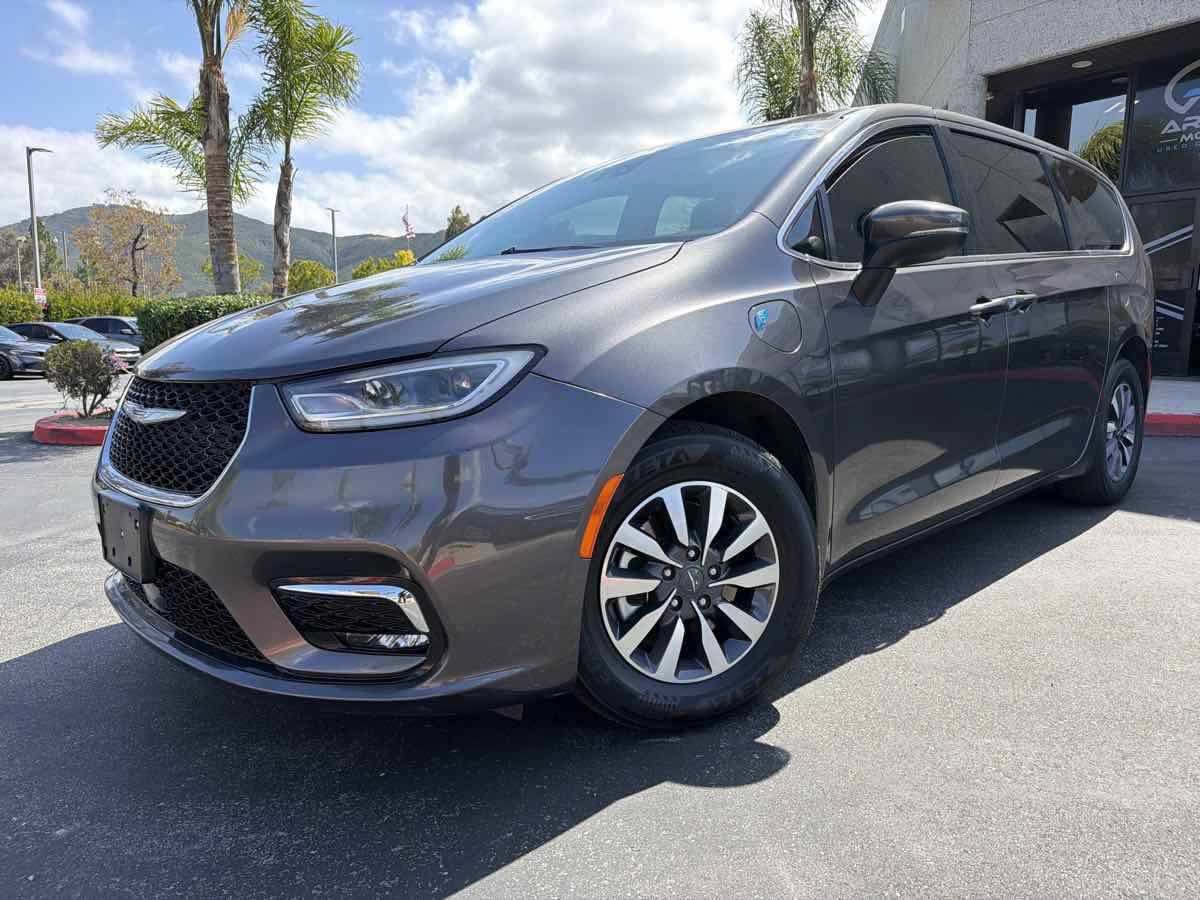 Used 2023 Chrysler Pacifica Touring-L FWD image 7